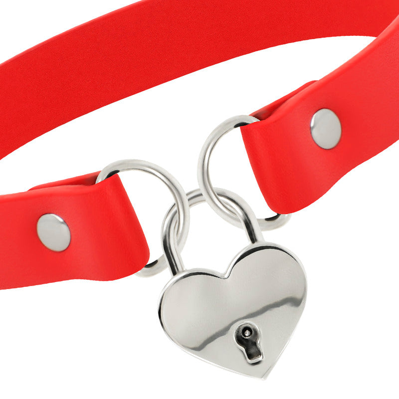 Collare in pelle vegana rosso con lucchetto a forma di cuore