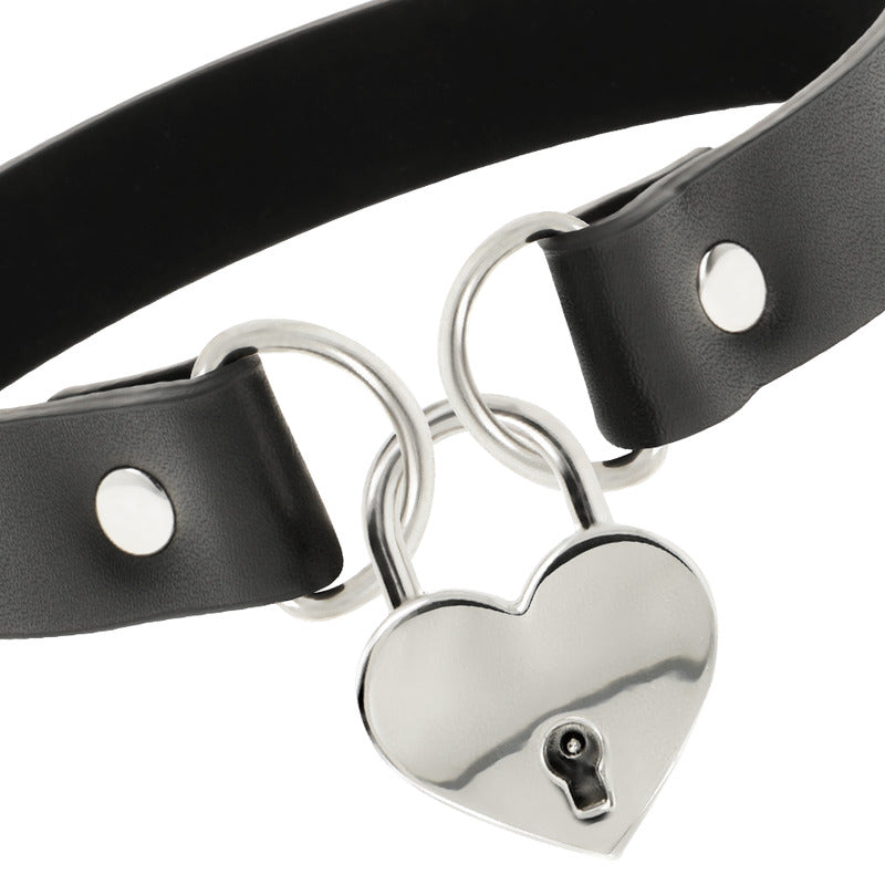 Collare in pelle vegana nero con lucchetto a forma di cuore