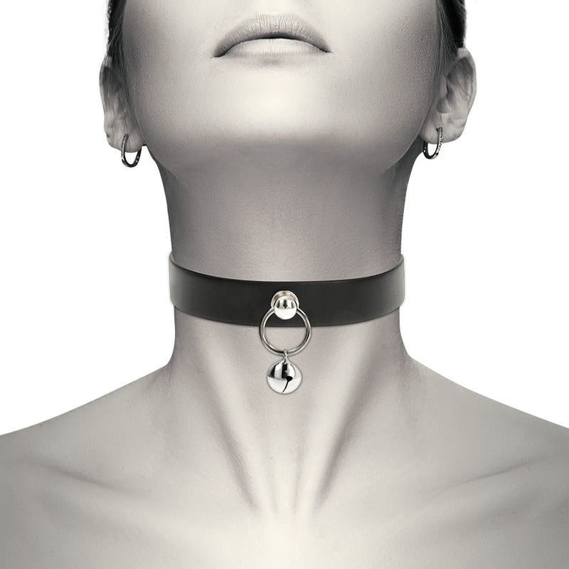Collare in pelle vegana nero con pendente